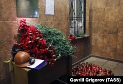 Цветы и свечи в память о погибших шахтерах у представительства Кузбасса при Правительстве РФ
