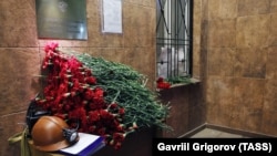 Цветы и свечи в память о погибших шахтерах у представительства Кузбасса при Правительстве РФ