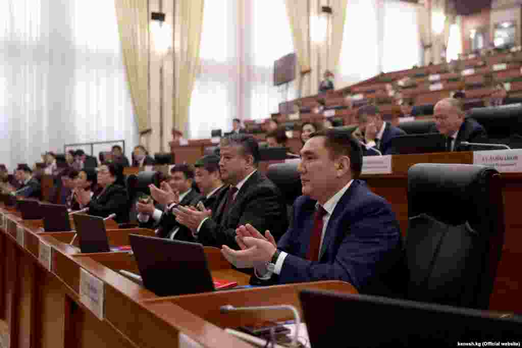 Жогорку Кеңешке алтынчы чакырылыштын 30дай депутаты кайра шайланып келди.