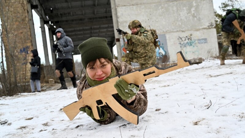 Ukraina i stërvit civilët për t’u mbrojtur kundër pushtimit nga Rusia
