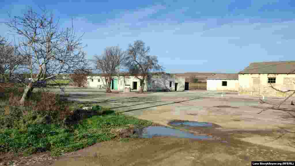 Бывшие колхозные строения на окраине села частично используются арендаторами