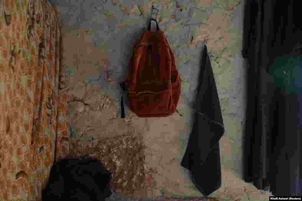 Hátizsák és törölköző lóg a romokból tákolt ház falán&nbsp;Babiszkában