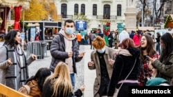 Bugetul pentru cadourile de Crăciun este influențat de creșterea prețurilor la energie, care a redus bugetul familiei. Imagine de la Târgul de Crăciun din București. 