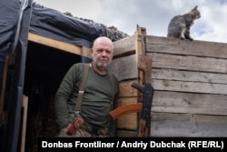 «Дід» (позивний) та його кіт біля бліндажу передової поблизу селища Кримське, Луганська область, 20 вересня 2021 року