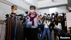 Chris Yeung, osnivač i urednik Citizen News i bivši predsjednik unduženja novinara Hong Konga i glavna urednica Daisy Li najavljuju zatvaranje svog informativnog medija, 3. januar 2022. Hongkong, Kina.