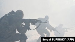 Бойцы Сил территориальной обороны Украины принимают участие в учениях неподалеку от Киева, декабрь 2021 года