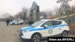 Оппозиция митингісі өтеді деген күні саяси қуғын-сүргін құрбандарына арналған мемориалды күзетіп тұрған полиция көліктері. Шымкент, желтоқсан 2021 жыл. 