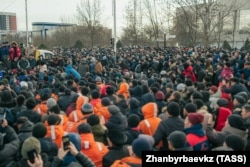 Участники акции против повышения цен на сжиженный газ на площади Ынтымак. Актау, 4 января 2022 года