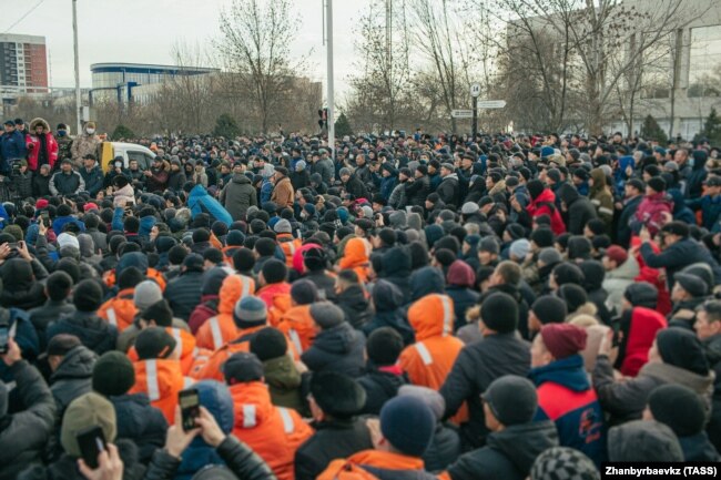 Pamje nga protestat në Aktau, Kazanistan.