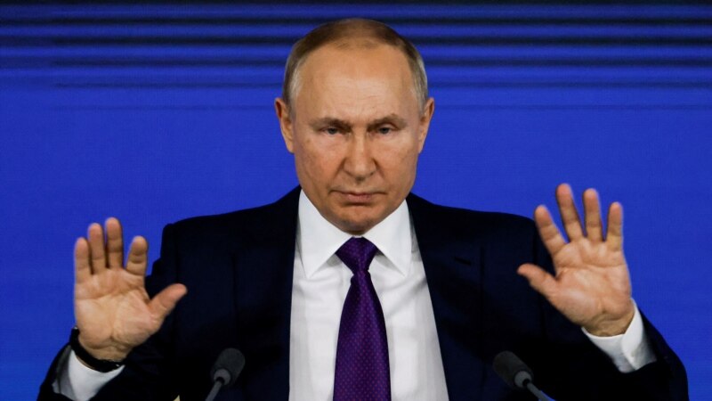 «Трус и врун боится даже заранее заготовленных вопросов». Соцсети – об отмене послания и пресс-конференции Путина