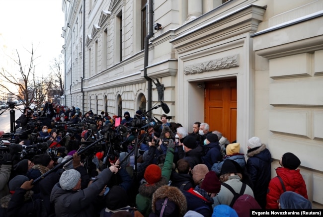 Támogatók és újságírók gyülekeznek egy bíróság épülete előtt az orosz legfelsőbb bíróságnak a Memorial bezárásáról szóló tárgyalása után Moszkvában 2021. december 28-án