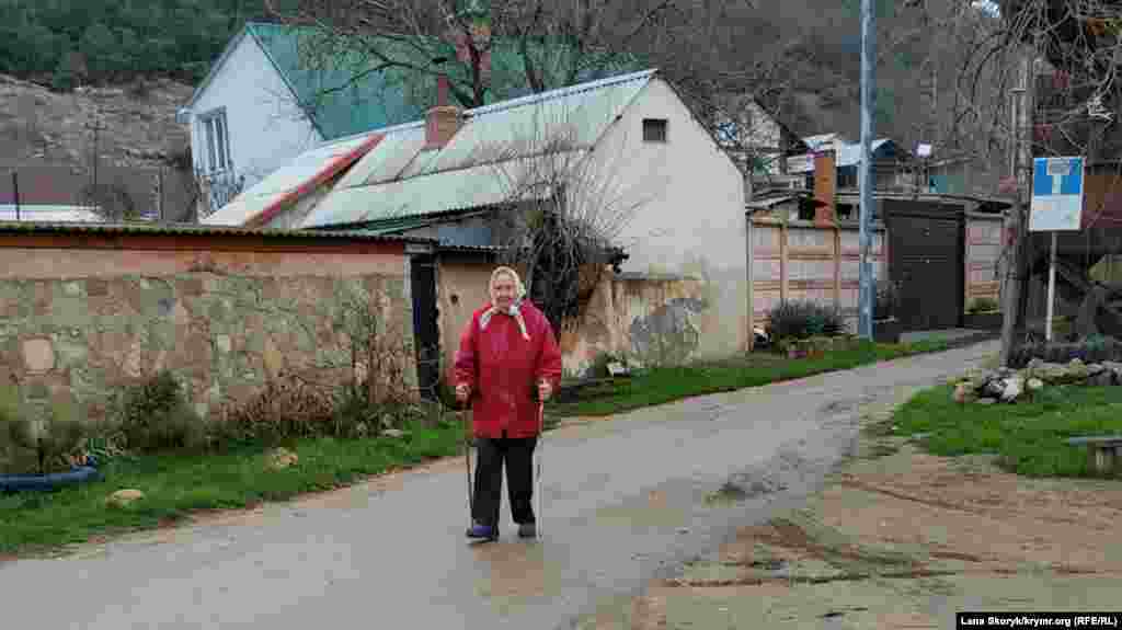 Пожилая жительница Черноречья вышла на прогулку