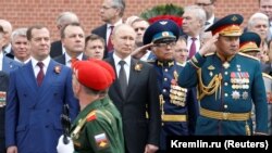 Dimitri Medvedev (stânga), fost președinte și premier al Rusiei, în prezent vicepreședinte al Consiliului de Securitate spune că Europa va avea de suferit majorări ale prețului la gaze în urma deciziilor de sancționare a Rusiei.