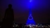 Ajfelov toranj u Parizu u bojama zastave Evropske unije povodom početka predsedavanja Francuske EU, 31. decembar 2021. 