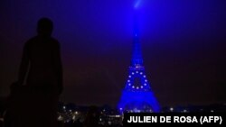 Kulla Eiffel e ndriçuar me flamurin e BE-së për të shënuar marrjen e kryesimit të Presidencës së bllokut nga Parisi zyrtar. Francë, 31 dhjetor 2021.
