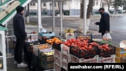 Aşgabatda gök-bakja we miwe önümleriniň bahalary birden ýokarlandy. Arhiw suraty.