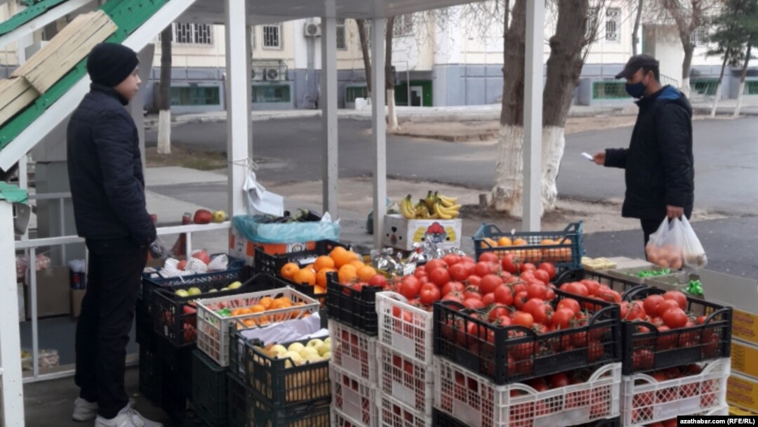 The price of fruit and vegetables have increased sharply in the capital, Ashgabat. (file photo)