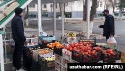 The price of fruit and vegetables have increased sharply in the capital, Ashgabat. (file photo)