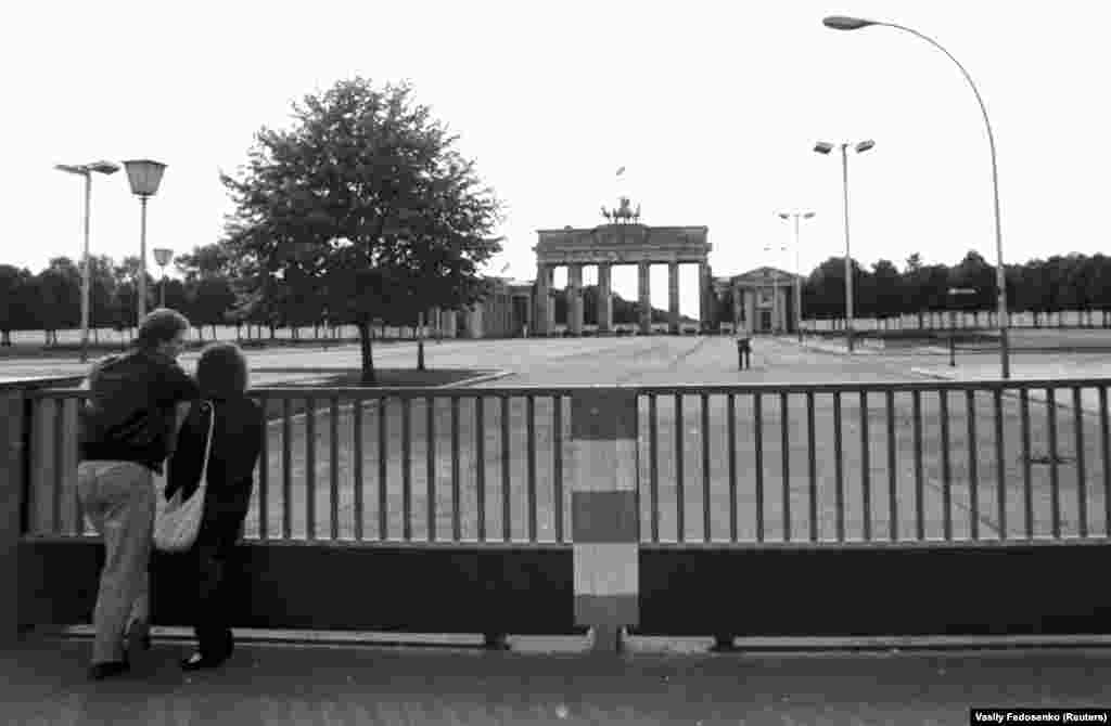 Járókelők nézelődnek a kapunál 1989 augusztusában