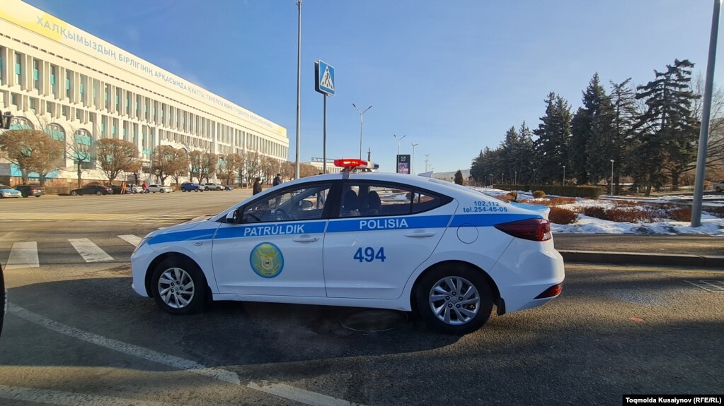 Полицейский автомобиль возле площади Республики. Алматы, 3 января 2022 года