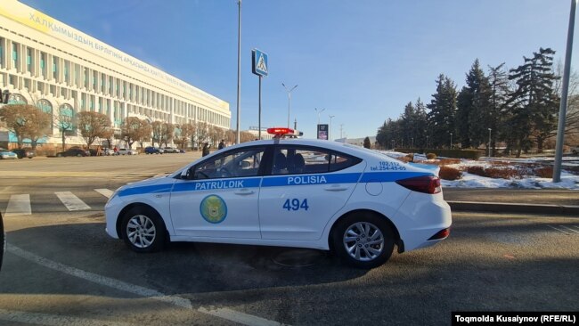 Республика алаңы маңында жүрген полиция өкілдері. Алматы, 3 қаңтар 2022 жыл