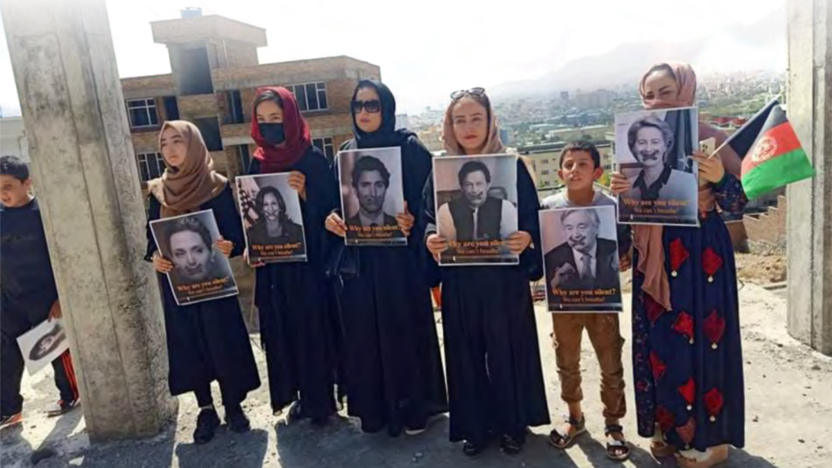 Тя признава, че това, което прави, е опасно. И че