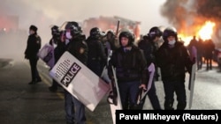 Полицейские спецназ в Алматы. 5 января 2022 года
