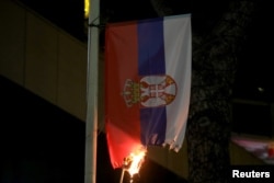Zapaljena zastava Srbije tokom protesta