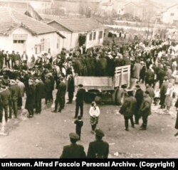 В началото на 1972 в село Барутин в Западните Родопи преименуват мюсюлманите. Снимката е правена пред кметството.