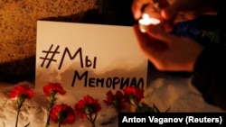 Pristalice polažu sveće i cveće u Sankt Peterburgu nakon što je Vrhovni sud Rusije presudio da organizacija za ljudska prava Memorijal mora biti ugašena zbog kršenja zakona o stranim agentima, 28. decembar 2021.