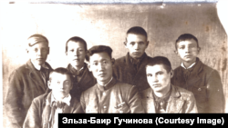 Мацак Гучинов в центре первого ряда