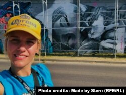 Crystel Suire, artiste nga Zvicra në afërsi të muralit të saj në rrugën për Fushë Kosovë. Photo credits: "Made by Stern"