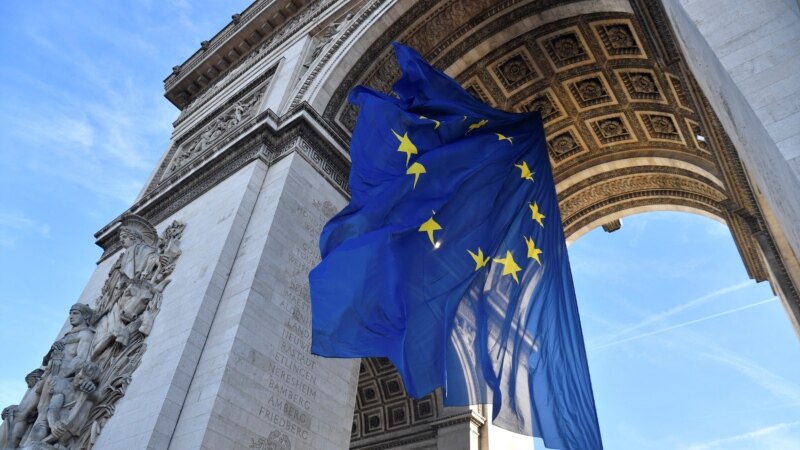 S pariškog Slavoluka pobjede sklonjena zastava EU