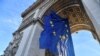 Знамето на ЕУ отстрането од Триумфалната капија во Париз