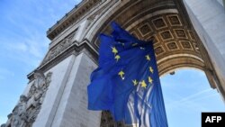 Знамето на Европейския съюз беше издигнато на Триумфалната арка в петък