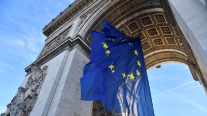 Голямо знаме на Европейския съюз ЕС издигнато на Триумфалната арка