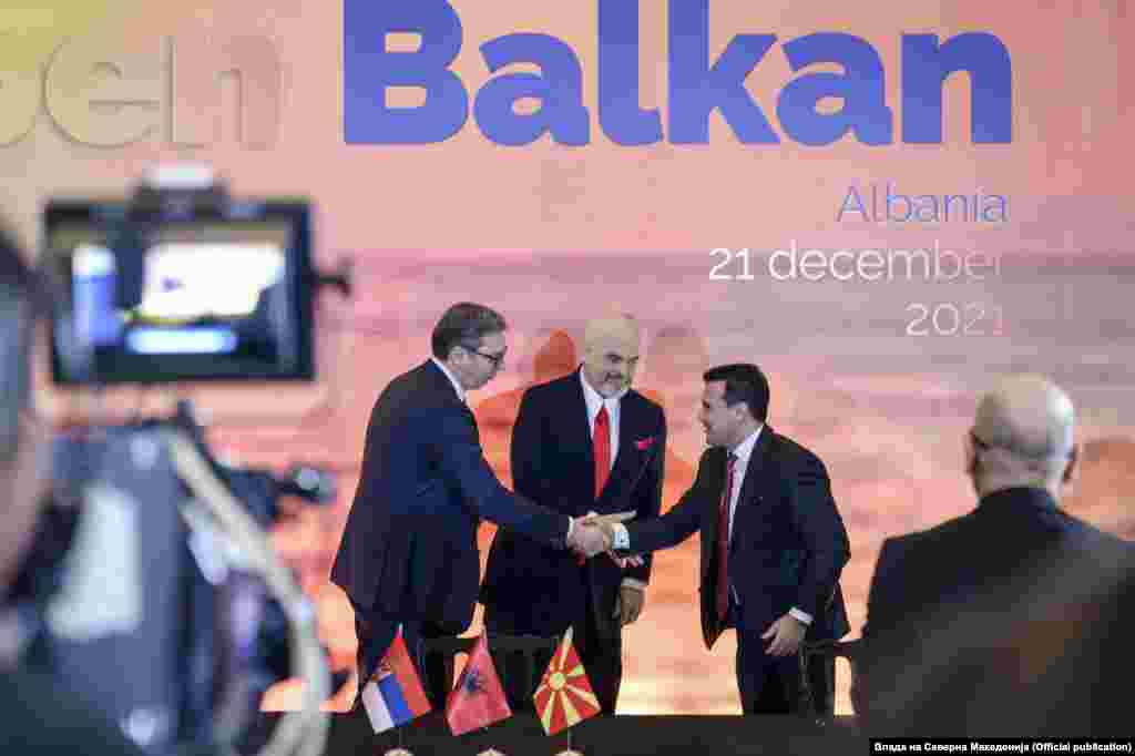 АЛБАНИЈА - Албанскиот премиер Еди Рама најави дека ќе биде испратен прашалник до Албанците за да дадат мислење за иницијативата Отворен Балкан. По денешна седница на Владата, Рама рече дека била донесена посебна одлука за национална консултација за важни прашања поврзани со економијата, општеството и надворешните односи на Албанија.