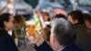 Orbán Viktor miniszterelnök sört kóstol 2021 áprilisában, miután ismét kinyitottak a vendéglátóhelyek