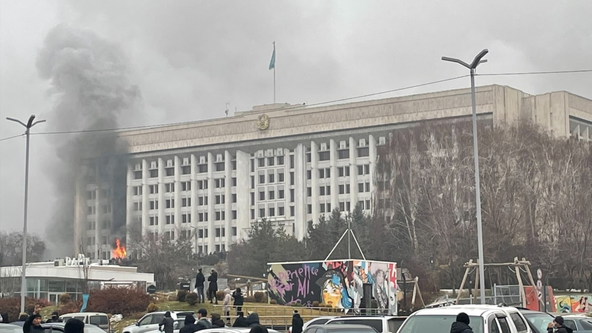 Протестующие ворвались в акимат Алматы, здание горит. ВИДЕО