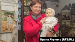 Наталья Сафонова с любимой немецкой куклой конца XIX века
