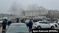 Дым надо зданием акимата Алматы. 5 января 2022 года
