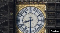  Едно от четирите лица на часовниковата кула с пребоядисаните в пруско синьо детайли на цифербалата. 