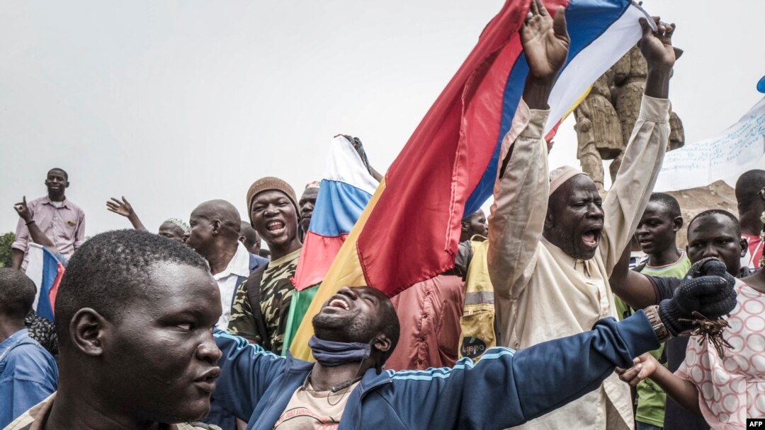 Demonstranti nose zastave Rusije i Malija tokom protesta u Bamaku protiv francuskog uticaja u zemlji, Mali (27. maj 2021.)