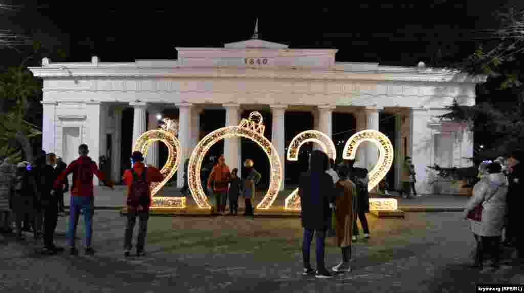 На площади Нахимова у Графской пристани установлены светящиеся цифры &laquo;2022&raquo;, у которых охотно фотографируются люди