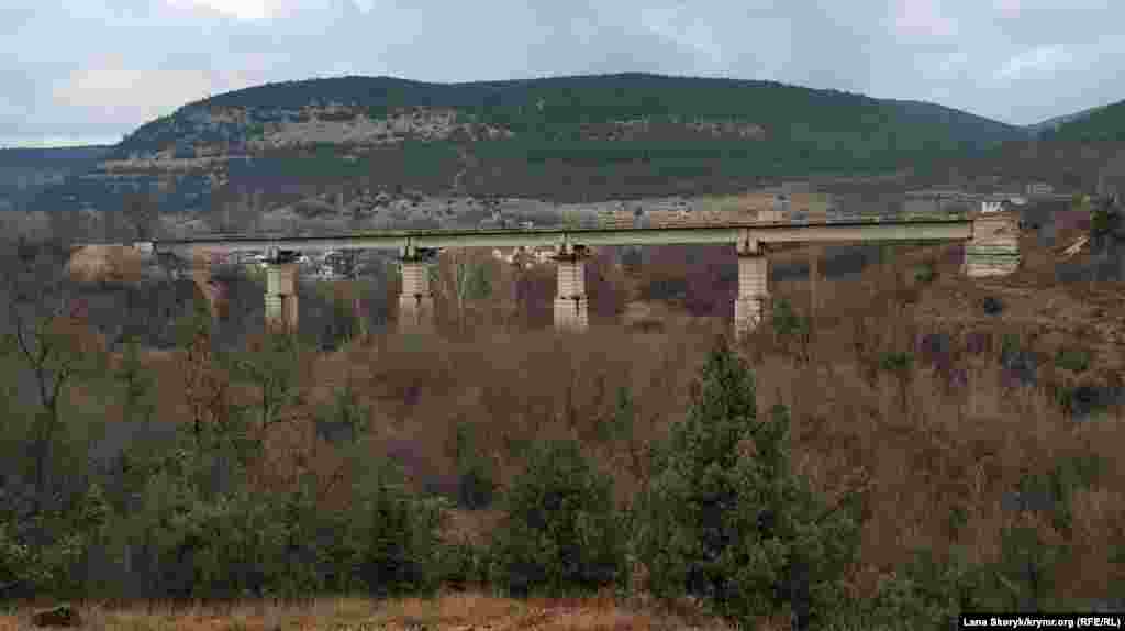 На окраине села возвышается над местностью недостроенный в советское время железнодорожный мост к карьеру у горы Гасфорта&nbsp;
