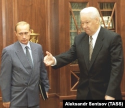 Президент России Борис Ельцин и исполняющий обязанности директора ФСБ Владимир Путин. Российская Федерация, 1998 год