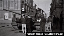 Cătălin Regea în același loc în care a fost fotografiat în 1989