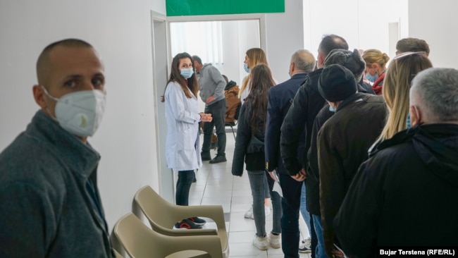 Qytetarët duke pritur në radhë që të vaksinohen kundër koronavirusit. Prishtinë, 5 janar 2022.