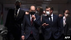 Канцлерът на Германия Олаф Шолц и президентът на Франция Еманюел Макрон на срещата в Брюксел.