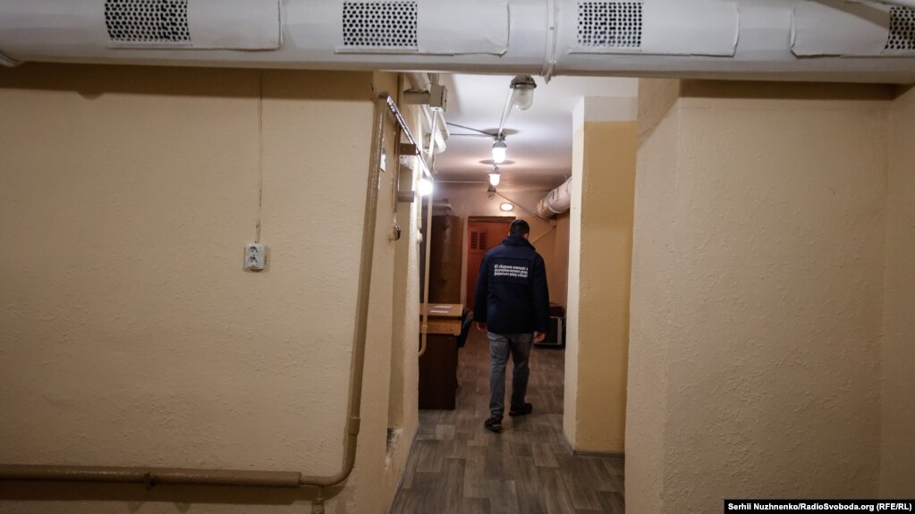 Një zyrtar komunal duke iu treguar gazetarëve një bunker në rajonin e Dniprovskit, në lindje të Ukrainës.